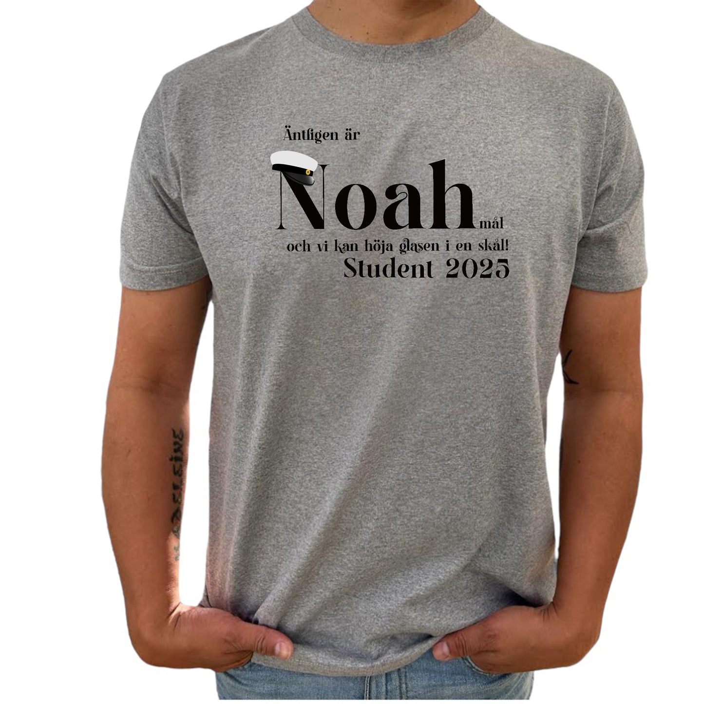 Äntligen är <NAMN> i mål, och vi kan höja glasen i en skål! Student 2025 T-shirt