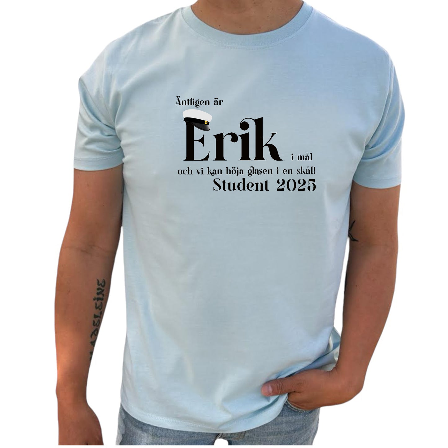 Äntligen är <NAMN> i mål, och vi kan höja glasen i en skål! Student 2025 T-shirt