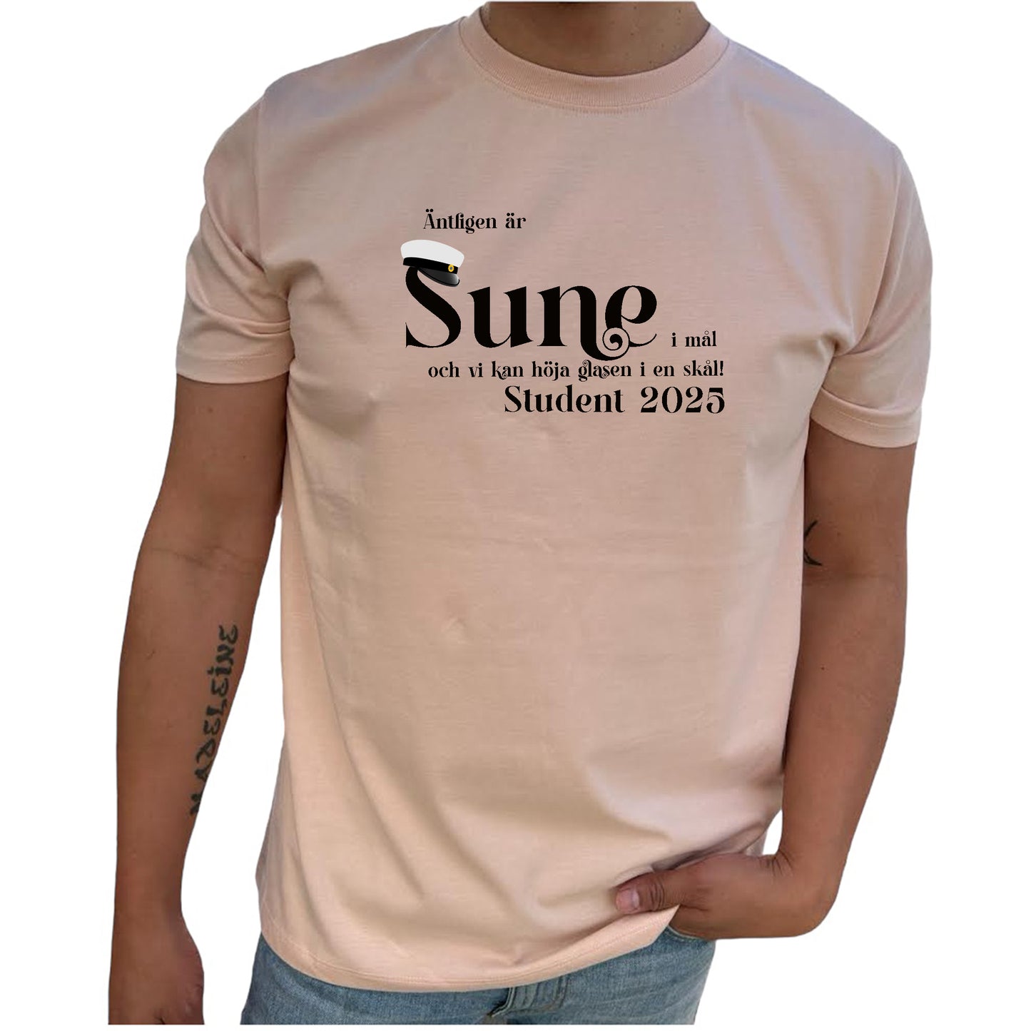 Äntligen är <NAMN> i mål, och vi kan höja glasen i en skål! Student 2025 T-shirt-Lovely Text