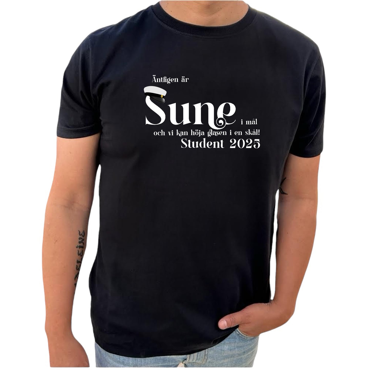 Äntligen är <NAMN> i mål, och vi kan höja glasen i en skål! Student 2025 T-shirt