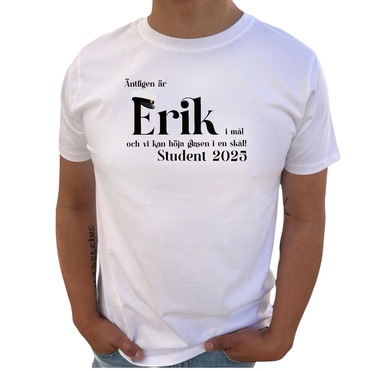 Äntligen är <NAMN> i mål, och vi kan höja glasen i en skål! Student 2025 T-shirt
