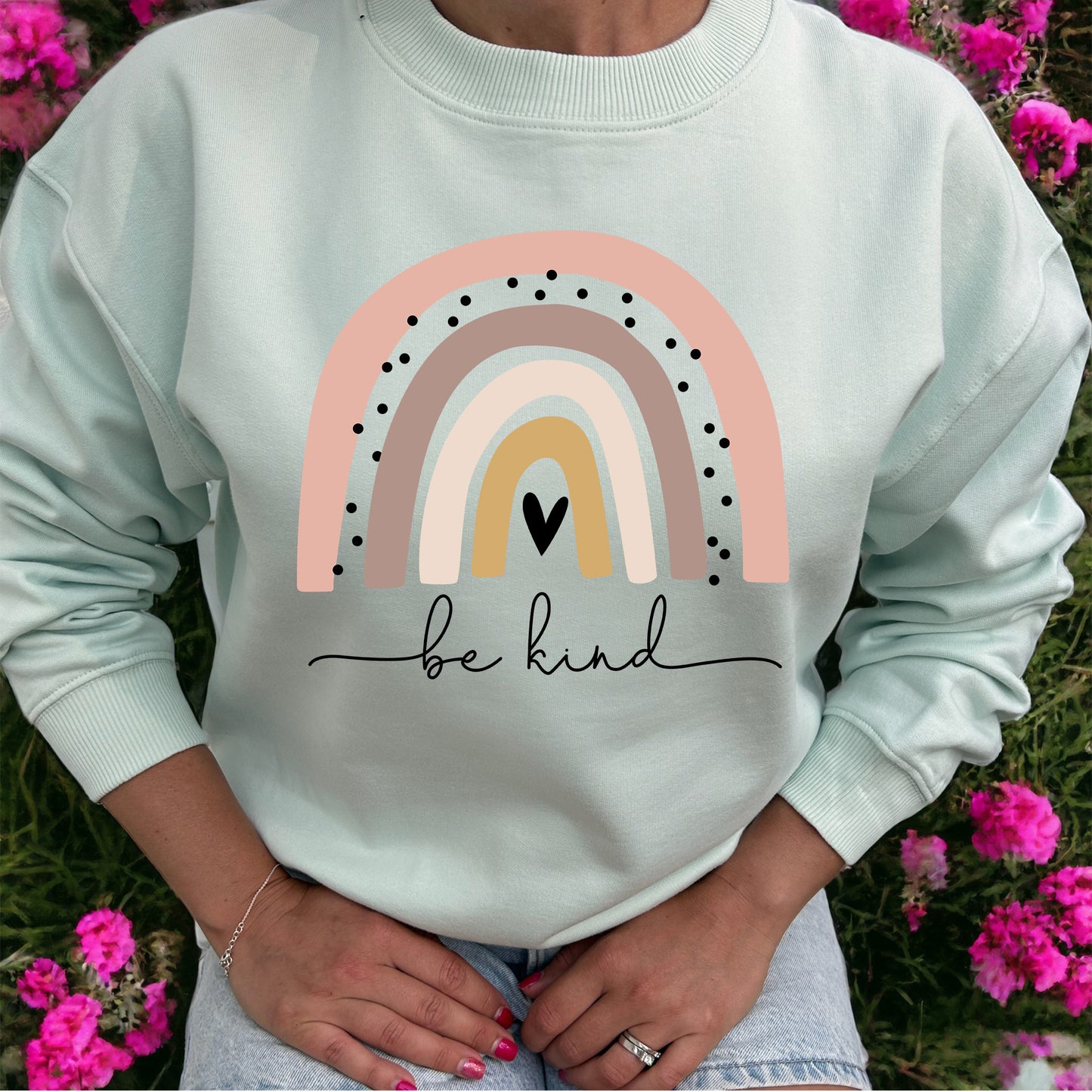 Be Kind Regnbåge Tröja-Lovely Text