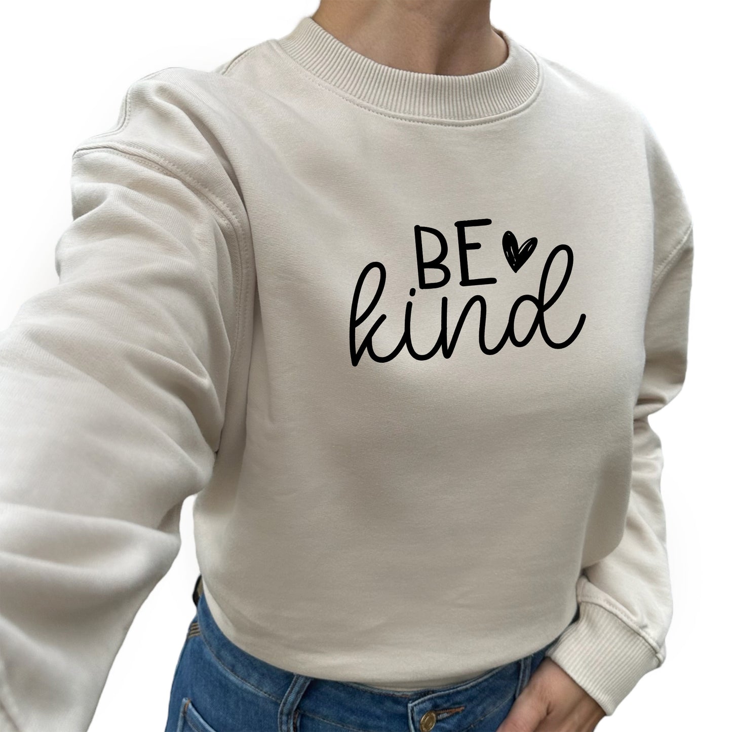 Be Kind Tröja-Lovely Text