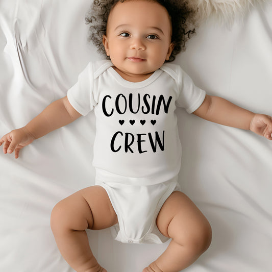 Cousin Crew Baby Body Nyfödd-Lovely Text