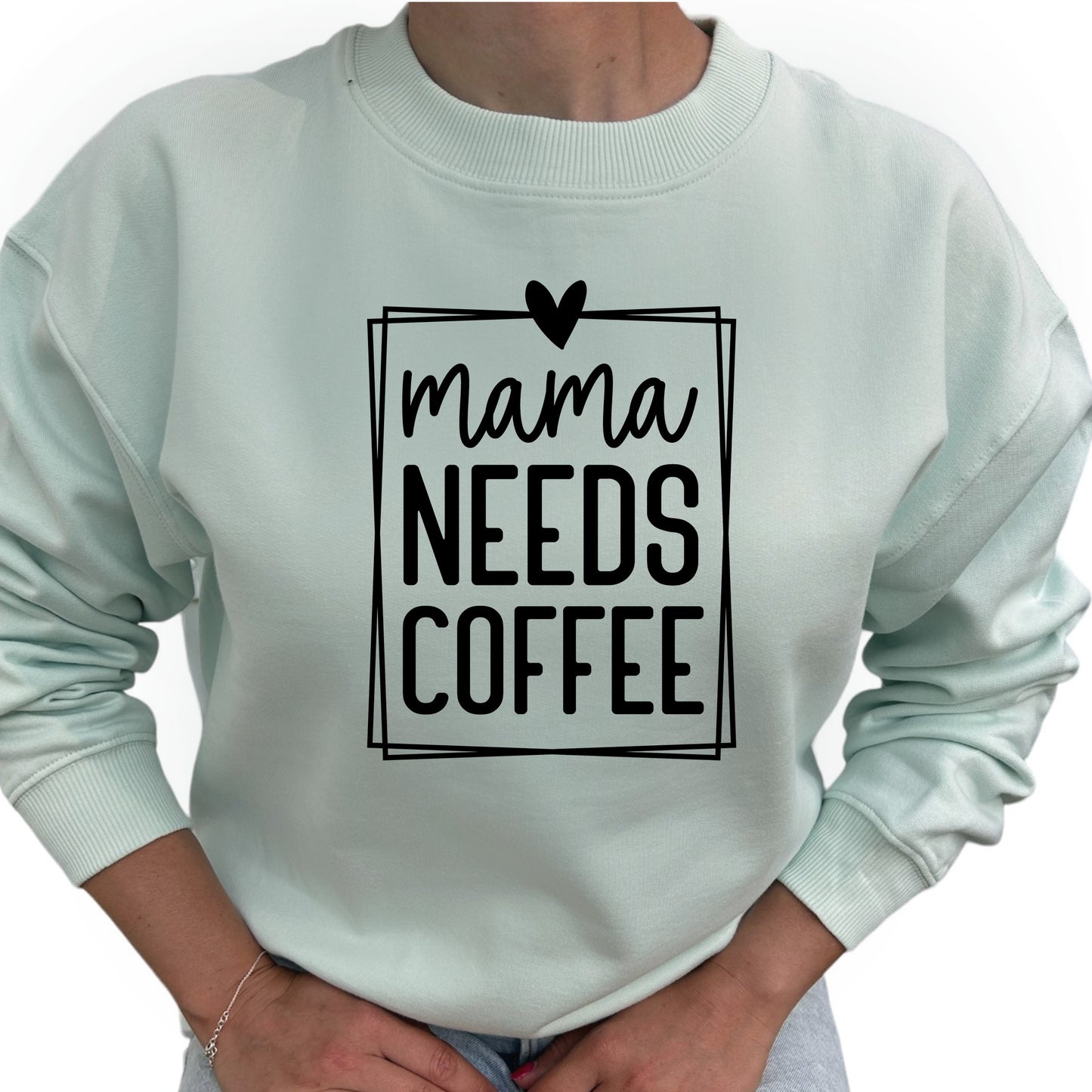 Mama Needs Coffee - Kaffe Tröja-Lovely Text