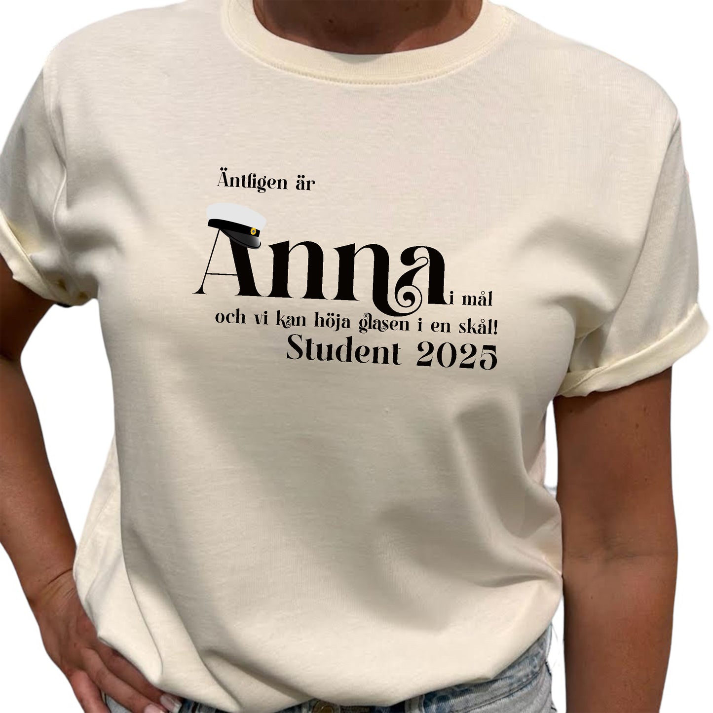 Äntligen är <namn> i mål, och vi kan höja glasen i en skål! Student 2025 T-shirt