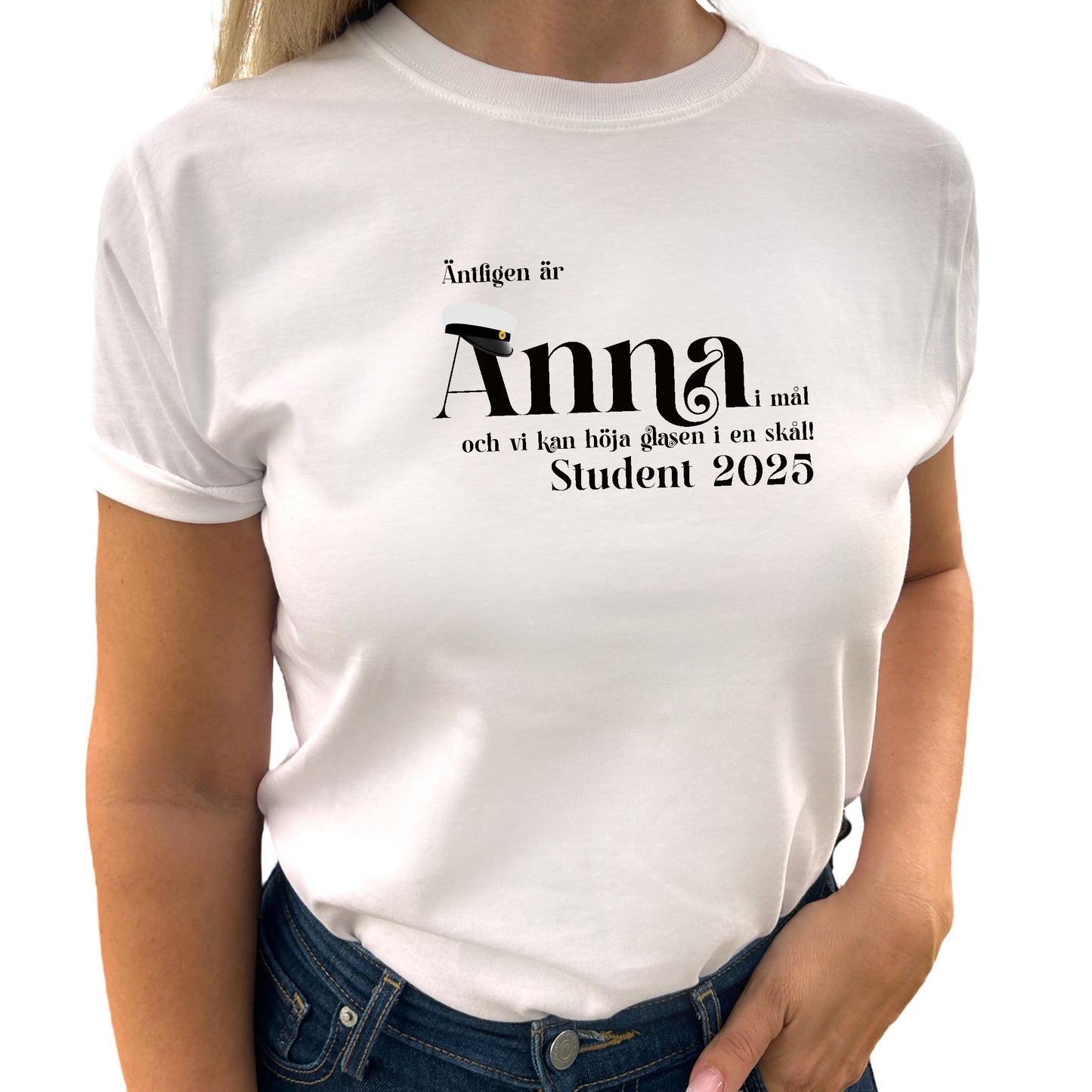 Äntligen är <namn> i mål, och vi kan höja glasen i en skål! Student 2025 T-shirt