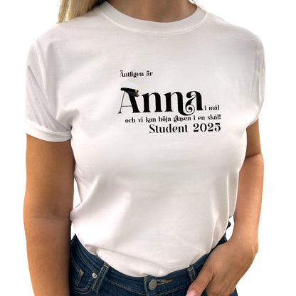 Äntligen är <namn> i mål, och vi kan höja glasen i en skål! Student 2025 T-shirt