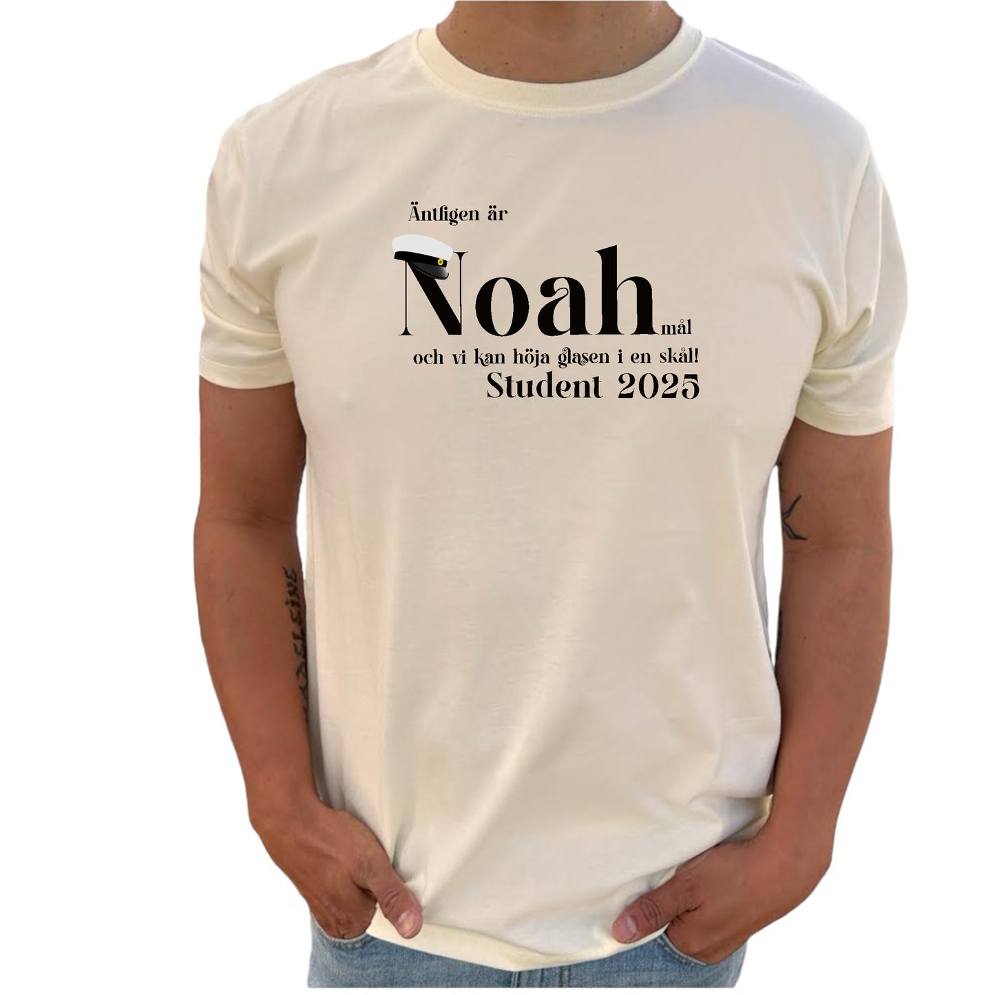 Äntligen är <NAMN> i mål, och vi kan höja glasen i en skål! Student 2025 T-shirt