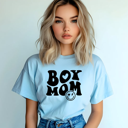 Boy Mom T-shirt – Med Smiley-Lovely Text
