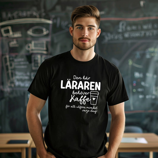Den här Läraren/Pedagogen behöver Kaffe - T-shirt Lärare