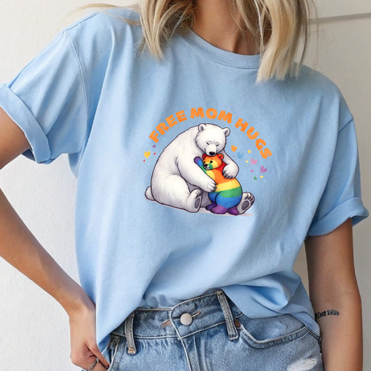 Mamma-kramar – Free Mom Hugs T-shirt med isbjörn (Unisex)
