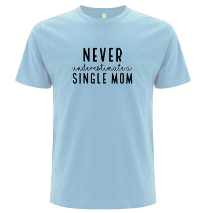 Underskatta aldrig en Ensamstående Mamma T-shirt