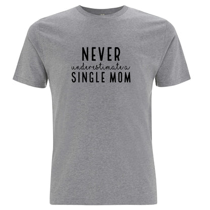 Underskatta aldrig en Ensamstående Mamma T-shirt