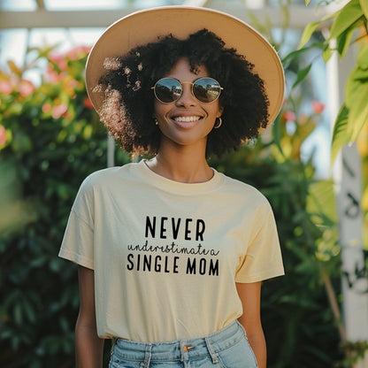 Underskatta aldrig en Ensamstående Mamma T-shirt