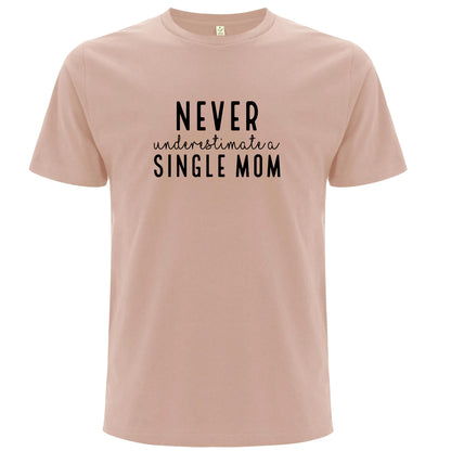 Underskatta aldrig en Ensamstående Mamma T-shirt