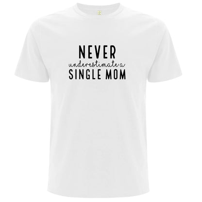 Underskatta aldrig en Ensamstående Mamma T-shirt