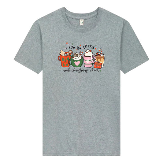 I Run On Coffee & Christmas Cheer – Jul T-shirt för Kaffeälskare