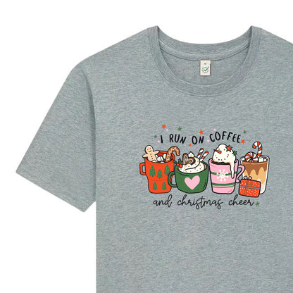 I Run On Coffee & Christmas Cheer – Jul T-shirt för Kaffeälskare