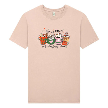 I Run On Coffee & Christmas Cheer – Jul T-shirt för Kaffeälskare