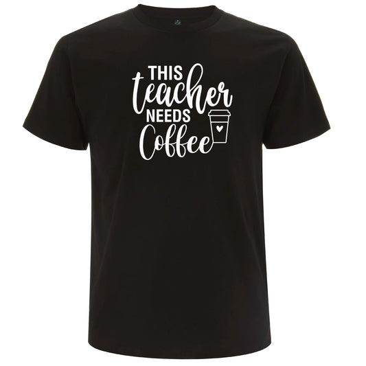 This Teacher Needs Coffee – Denna Lärare Behöver Kaffe T-shirt-Lovely Text